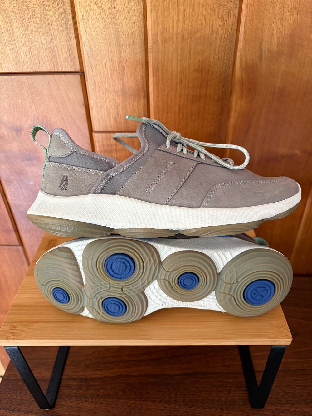 Hush Puppies Casual Grey Suede Sneakers. Mint Accents. Sz 7. Bounce dynamic pods